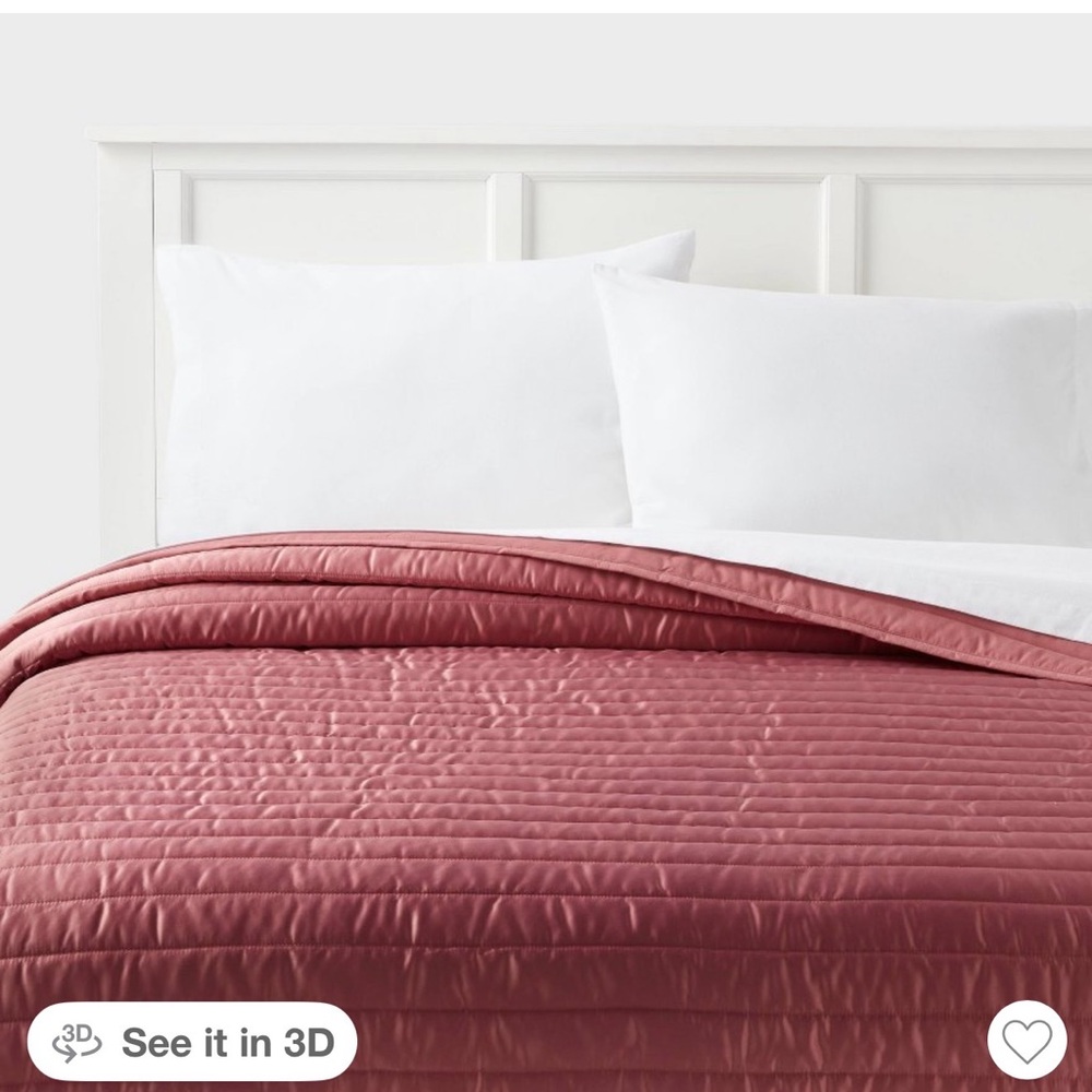 Room Essentials twin/twin XL satin quilt- in Dusty Rose